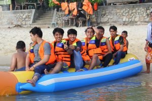 Bermain Banana Boat Di pantai Pelawan