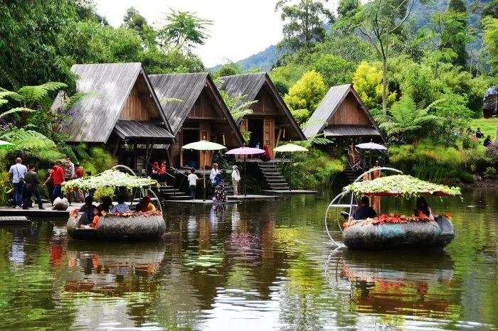 bandung bambu dusun lembang kuliner cocok pemandangan refreshing ponds aktivitas waterfront menarik lokasi destinasi liburan segar udara keren bagus danau