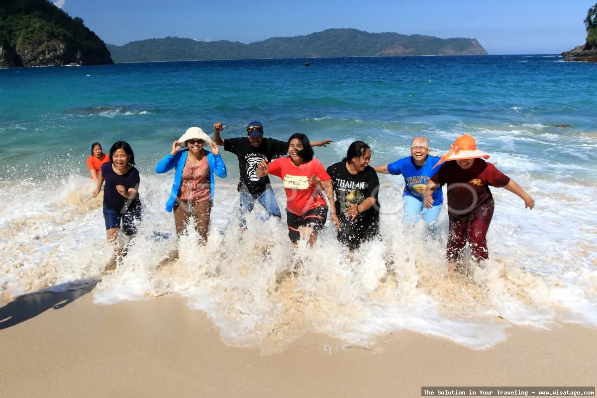 wisata Pantai Teluk Hijau nan indah