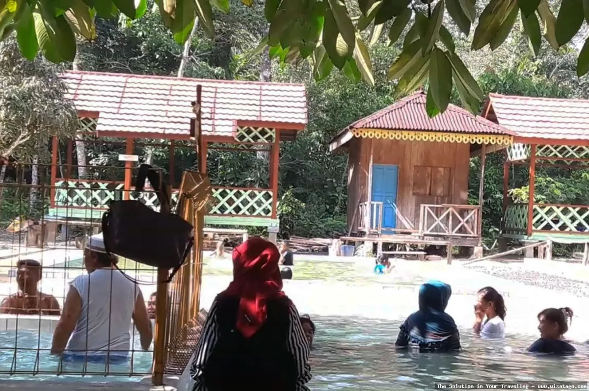 Air Panas Dabo Singkep alami menyegarkan.