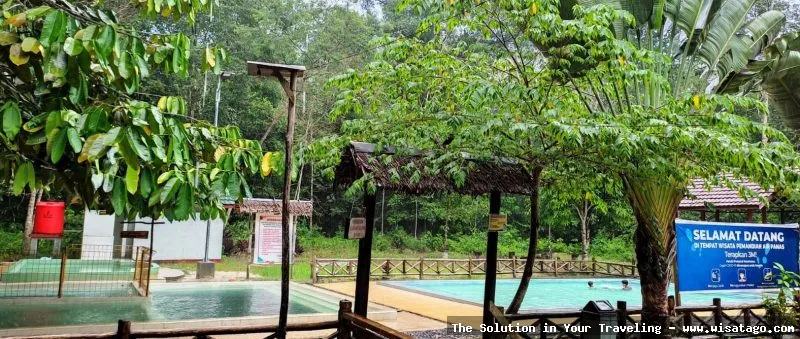 Air Panas Dabo Singkep alami menyegarkan