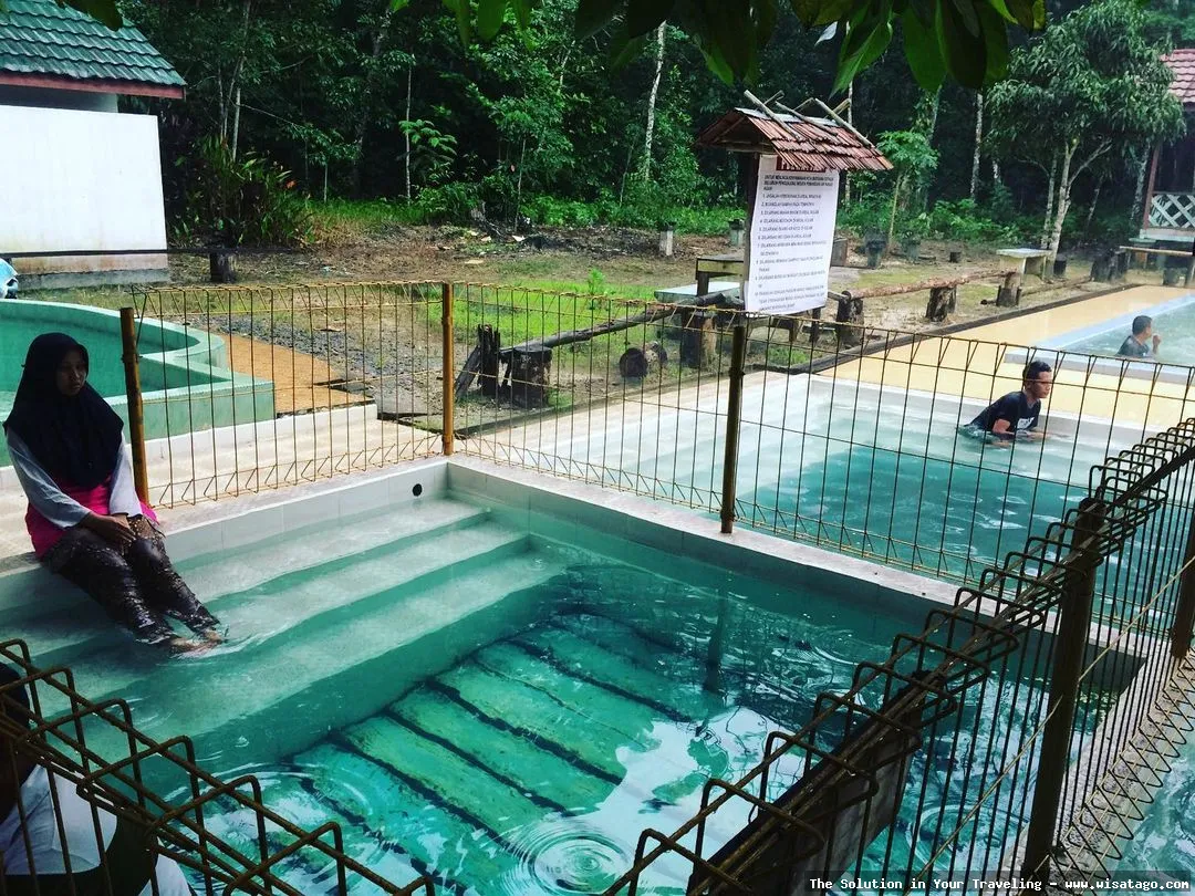 Air Panas Dabo Singkep alami menyegarkan