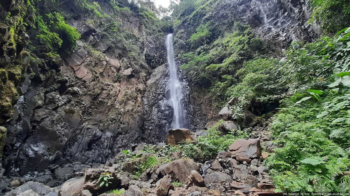 Air Terjun Laccar yang menawan alami.
