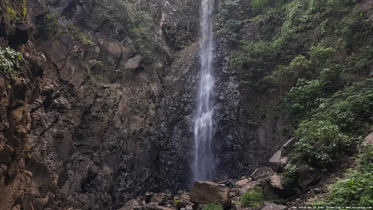 Air Terjun Laccar yang menawan alami.
