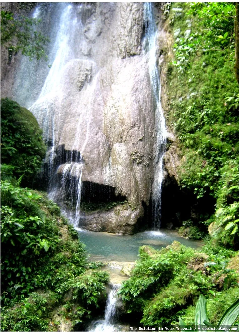Air Terjun Samparona yang mempesona alami