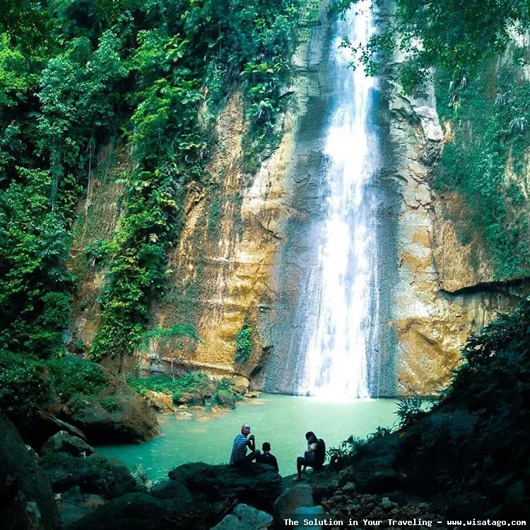 Air Terjun Samparona yang menawan alami