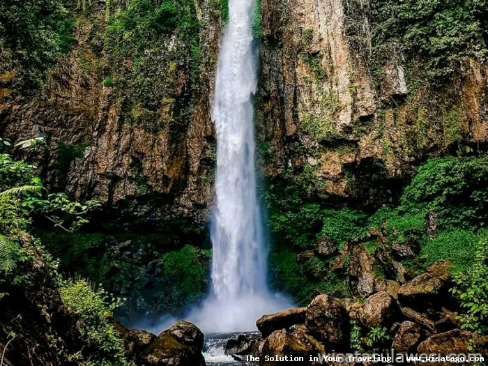 Air Terjun Samparona yang menawan alami