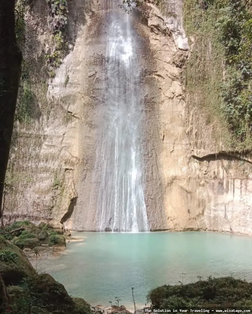 Air Terjun Samparona yang menawan alami