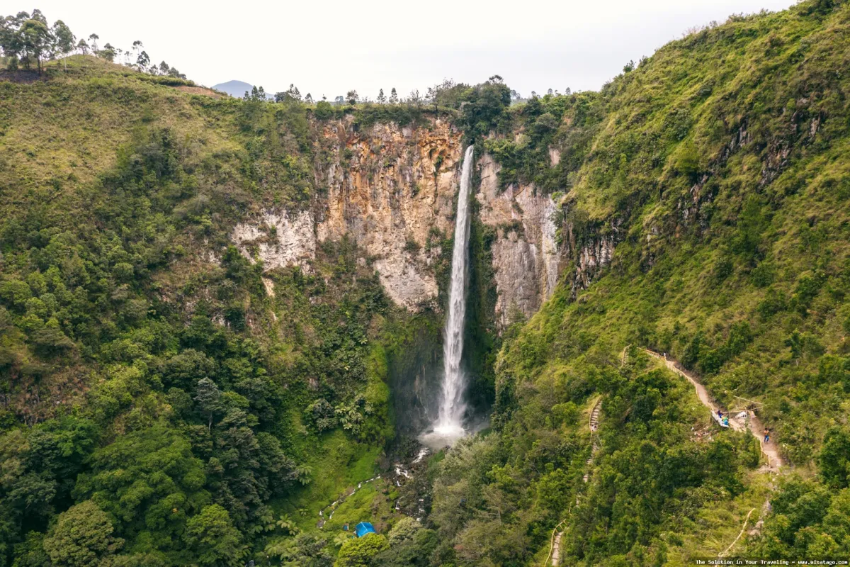 Air Terjun Sipiso Piso yang megah