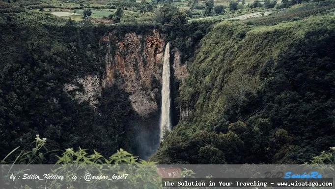 Air Terjun Sipiso Piso yang megah.