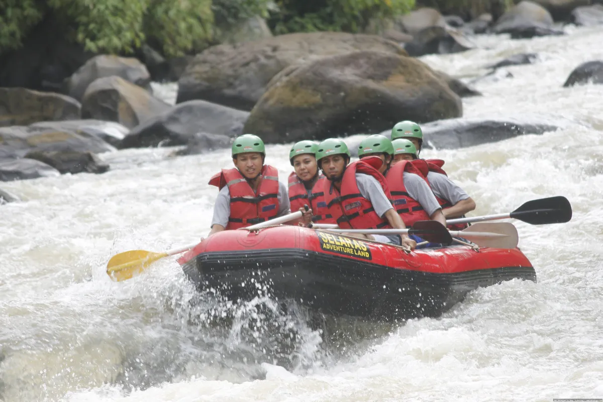 Arung Jeram Bosamba yang menantang adrenalin