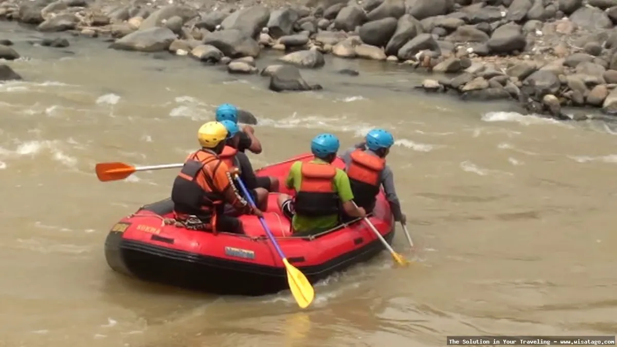 Arung Jeram Sungai Cicatih yang menantang