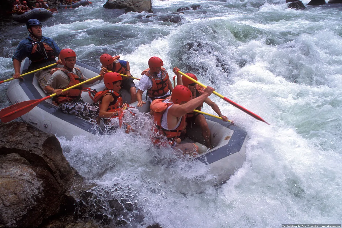 Arung Jeram Sungai Cicatih yang menantang
