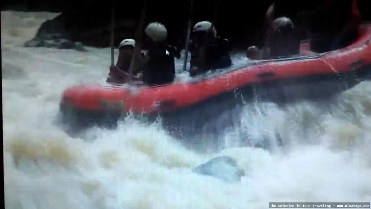 Arung Jeram Sungai Cicatih yang menantang