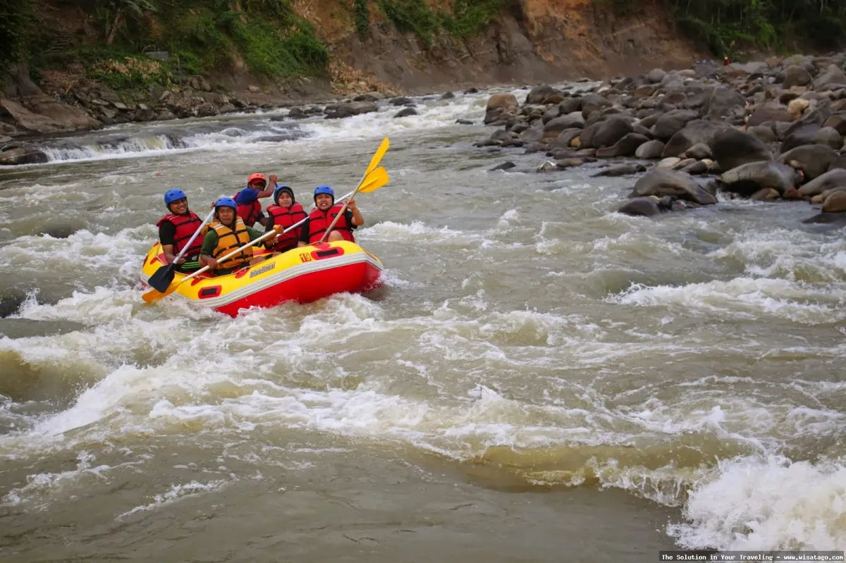 Arung Jeram Sungai Cicatih yang menantang