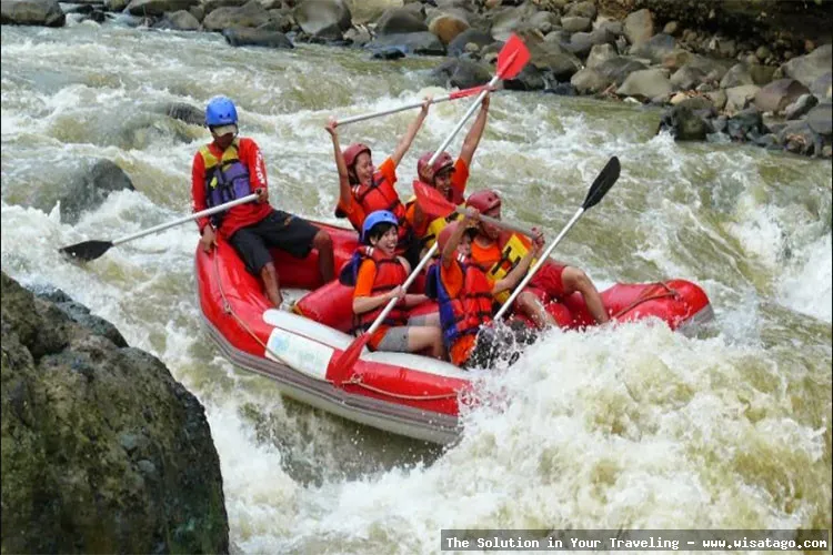 Arung Jeram Sungai Cicatih yang menantang