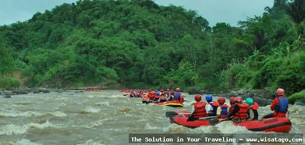 Arung Jeram Sungai Cicatih yang menantang.