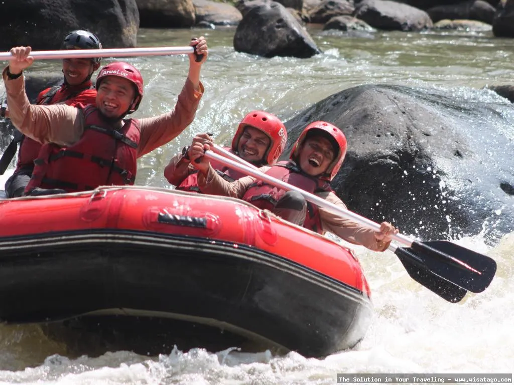Arung Jeram Sungai Citarik yang menantang