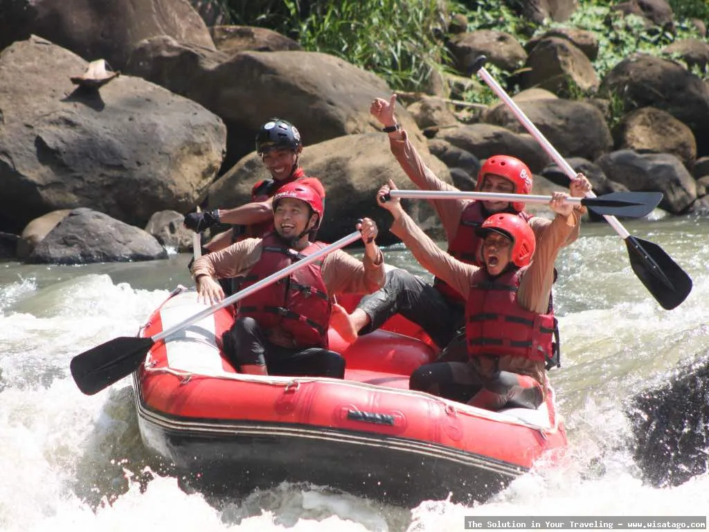 Arung Jeram Sungai Citarik yang menantang