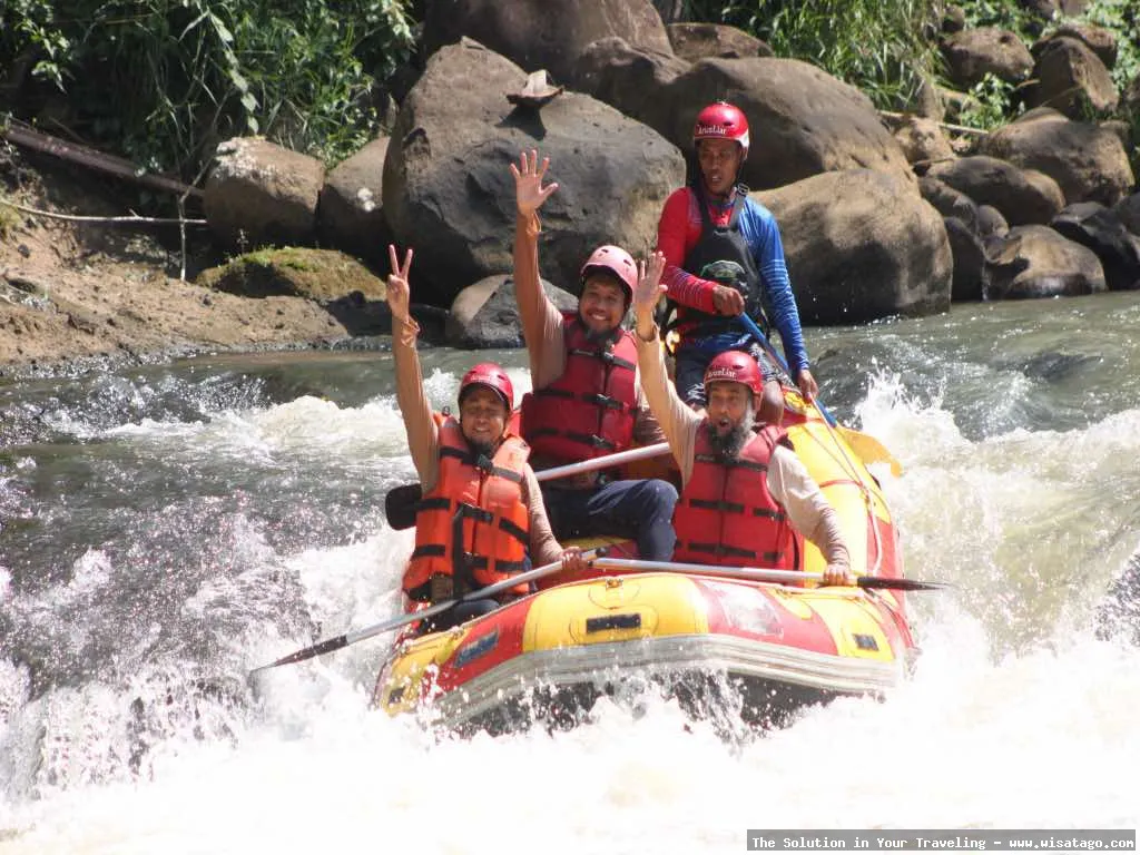 Arung Jeram Sungai Citarik yang menantang