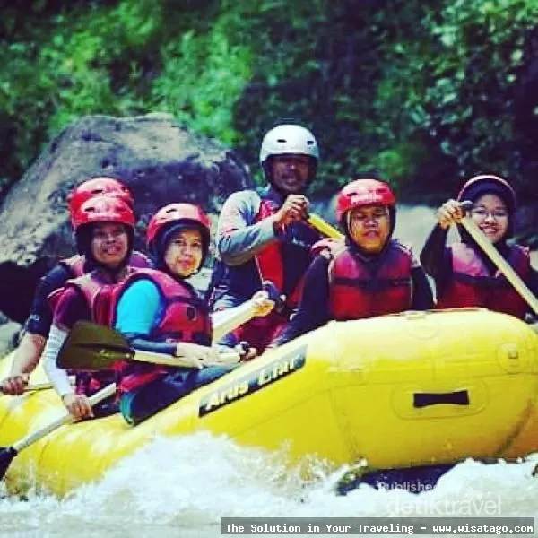 Arung Jeram Sungai Citarik yang menantang.