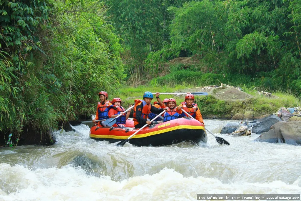 Arung Jeram Sungai Citarik yang menantang