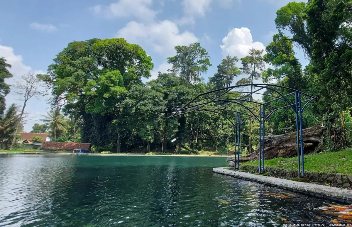 Balong Dalem, pesona telaga biru