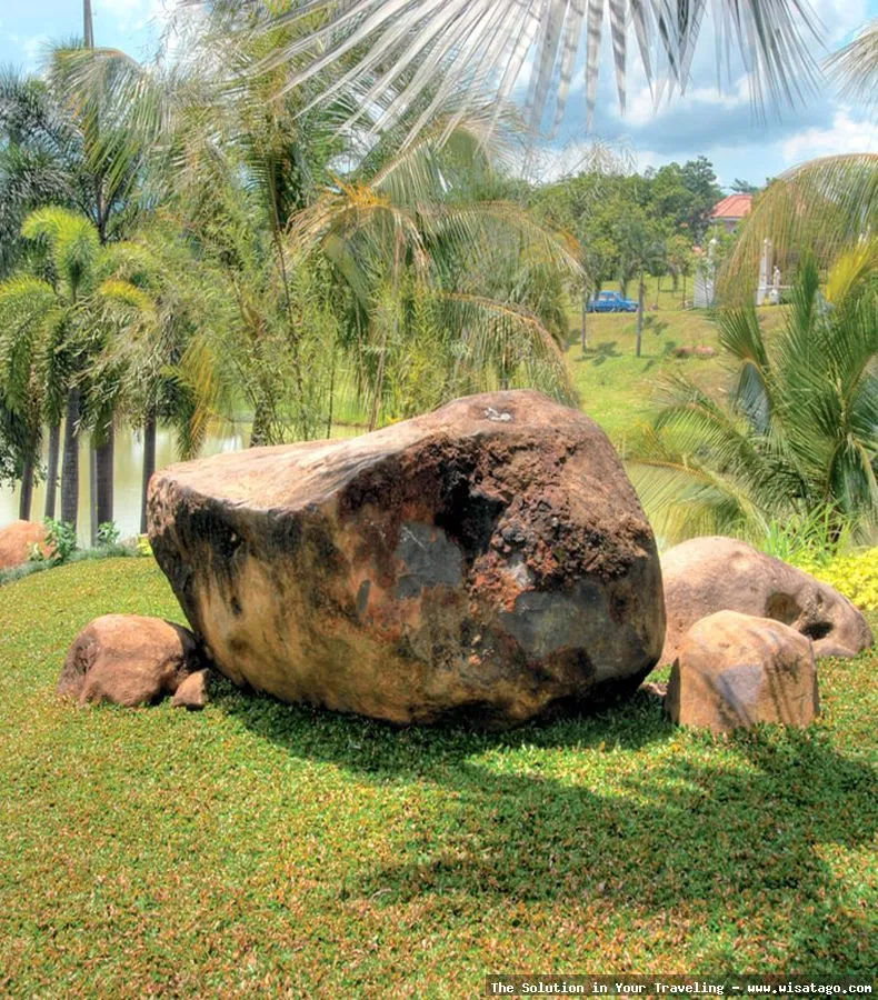 Batu Besar alami yang sangat kokoh