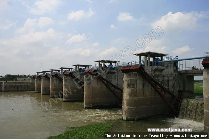 Bendungan Gerak Babat atur aliran sungai
