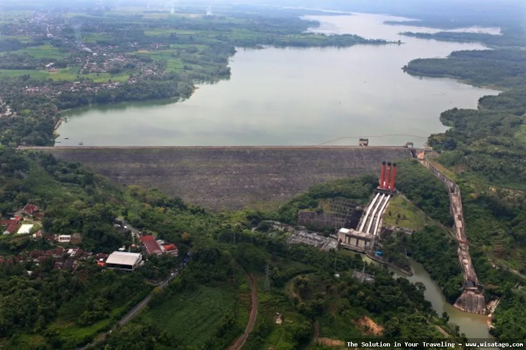 Bendungan Sutami: Pemandangan indah waduk.