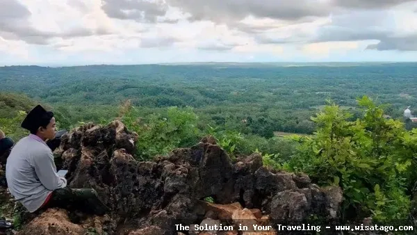 Bukit Geger: pemandangan indah dari puncak