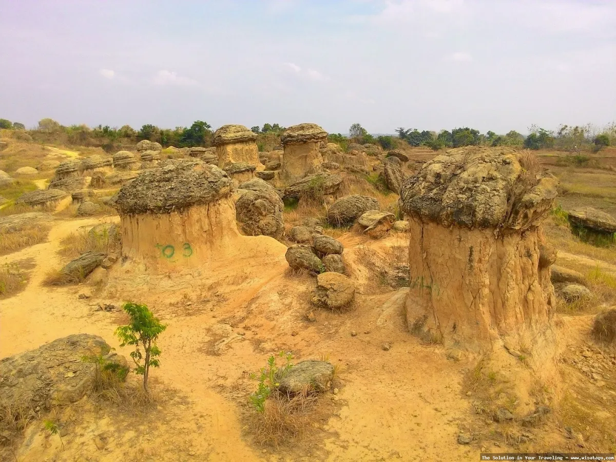 Bukit Jamur Gresik, formasi batuan unik.