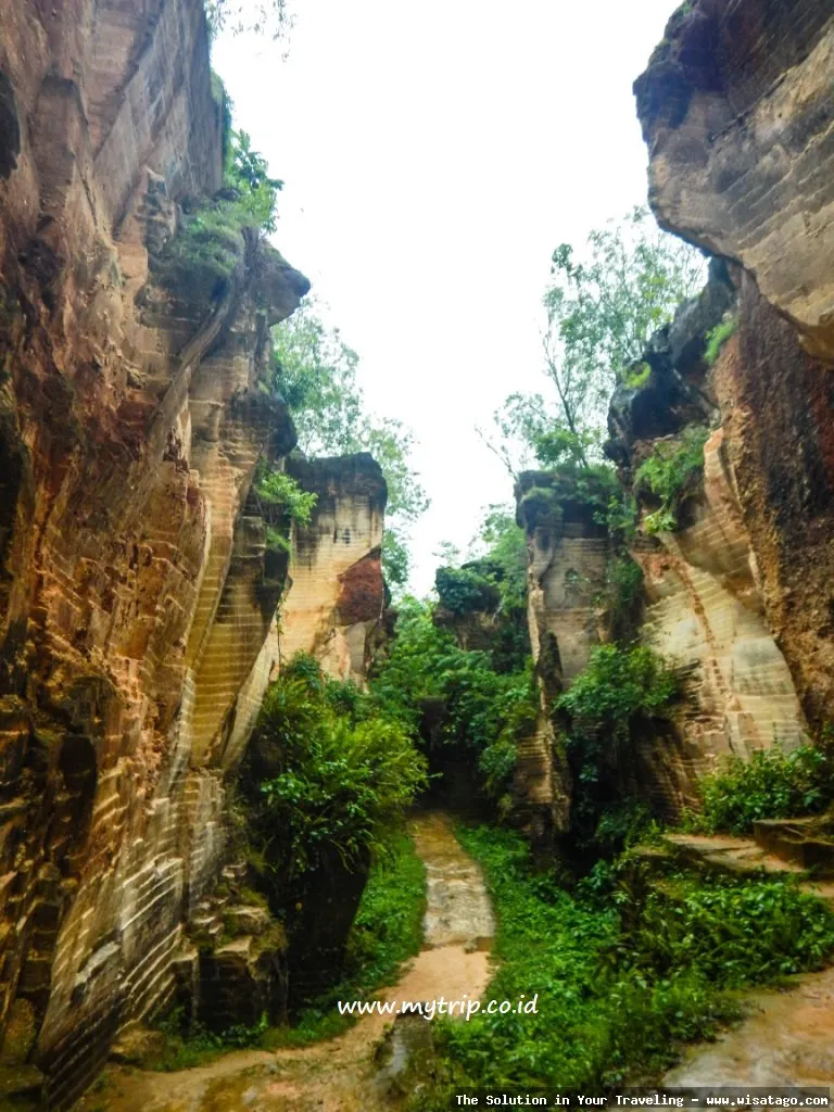 Bukit Kapur Arosbaya: formasi batuan unik