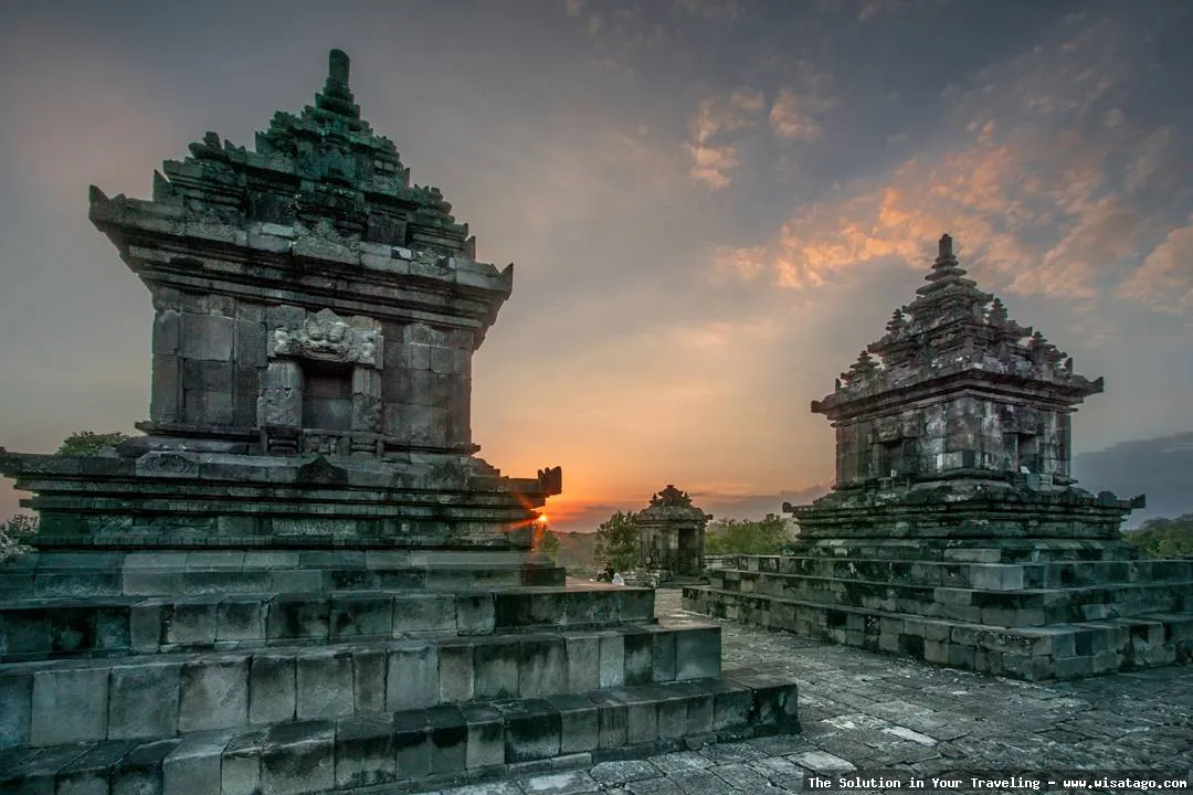 Candi Barong, megah di atas bukit.