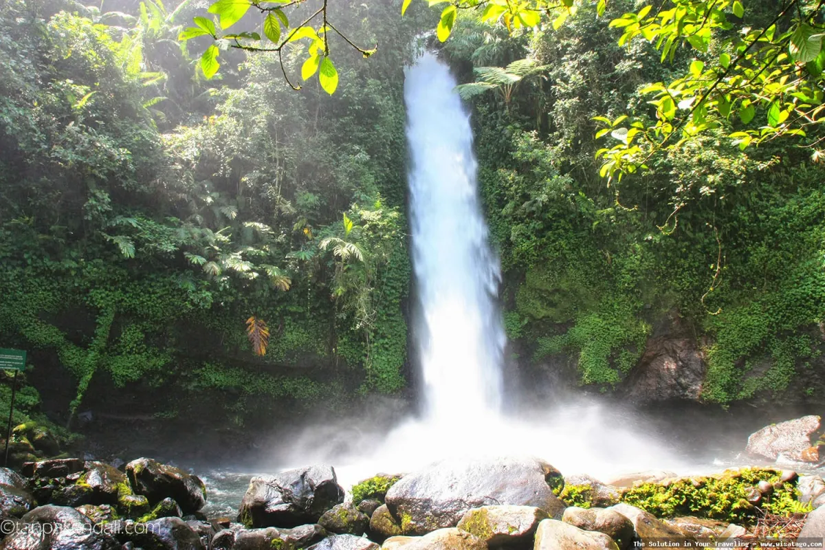 Curug Sawer: keindahan air terjun alami.
