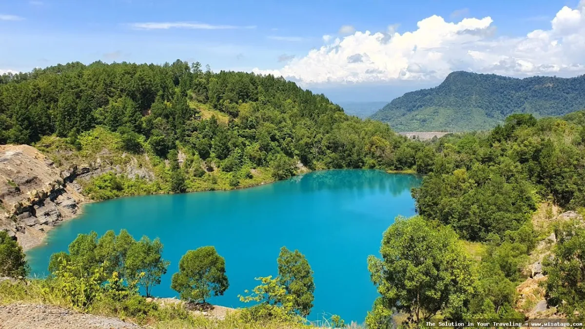 Danau Biru dengan air jernih