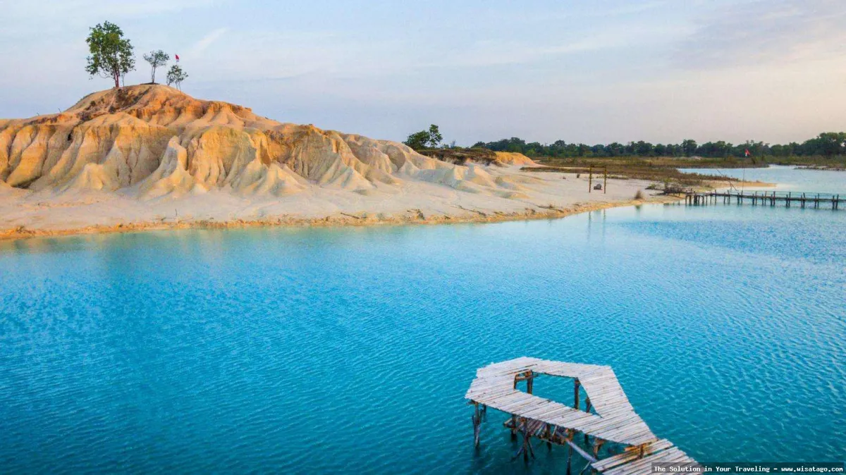 Danau Biru dengan air jernih