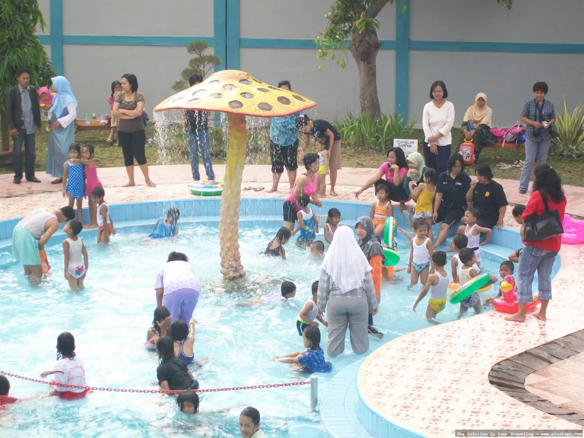 Dumilah Water Park asyiknya bermain air.