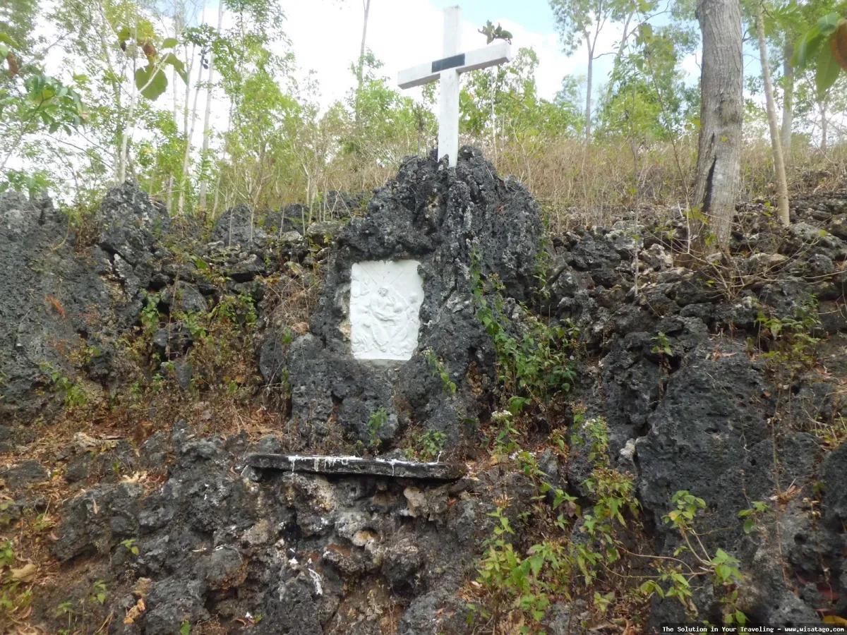 Gua Maria Tritis, tempat berdoa.