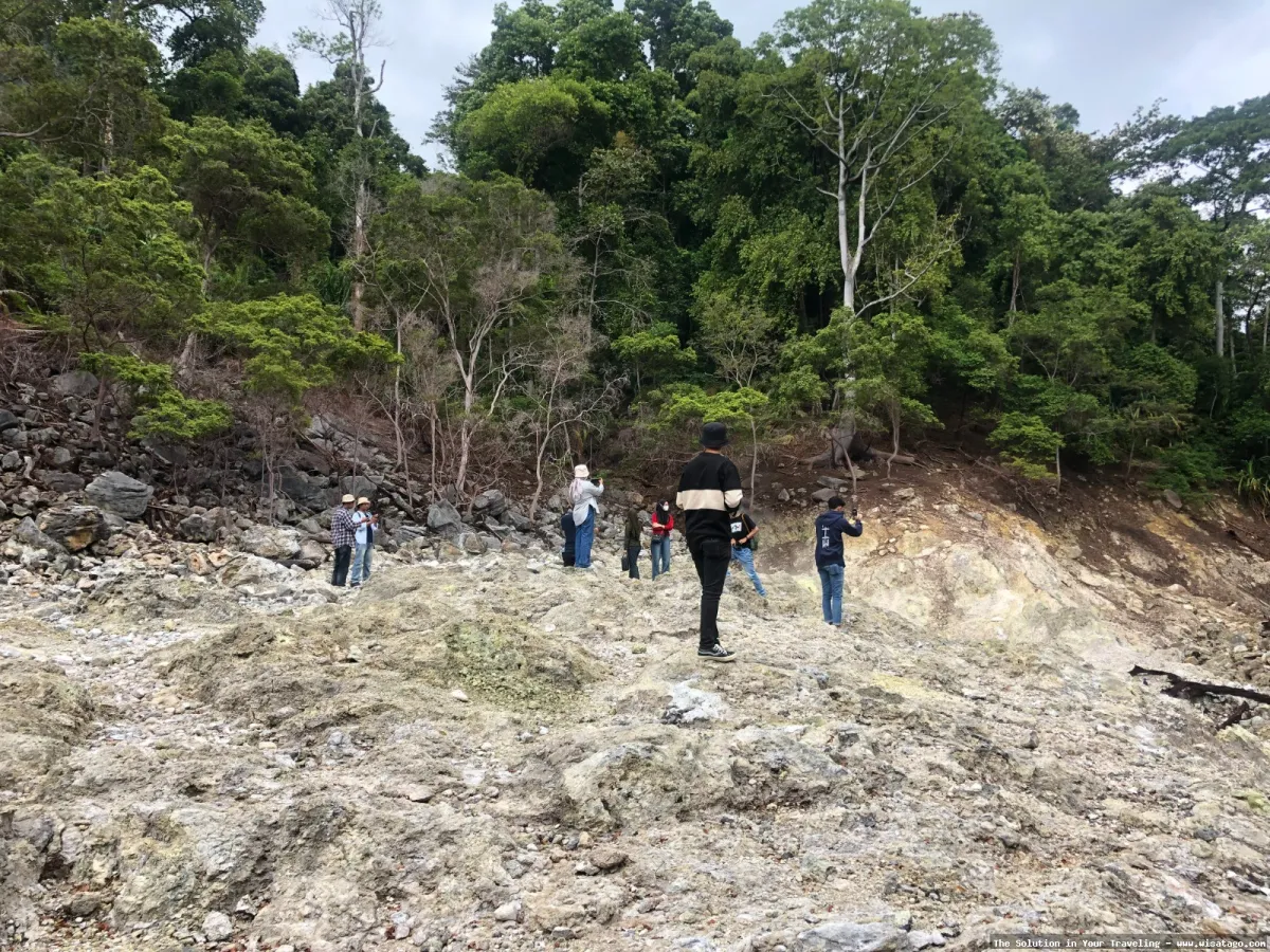 Gunung Berapi Jaboi, kawah berasap.