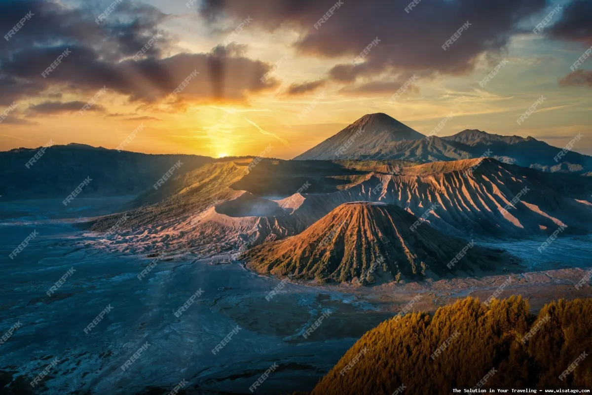 Gunung Bromo, kawah aktif menawan