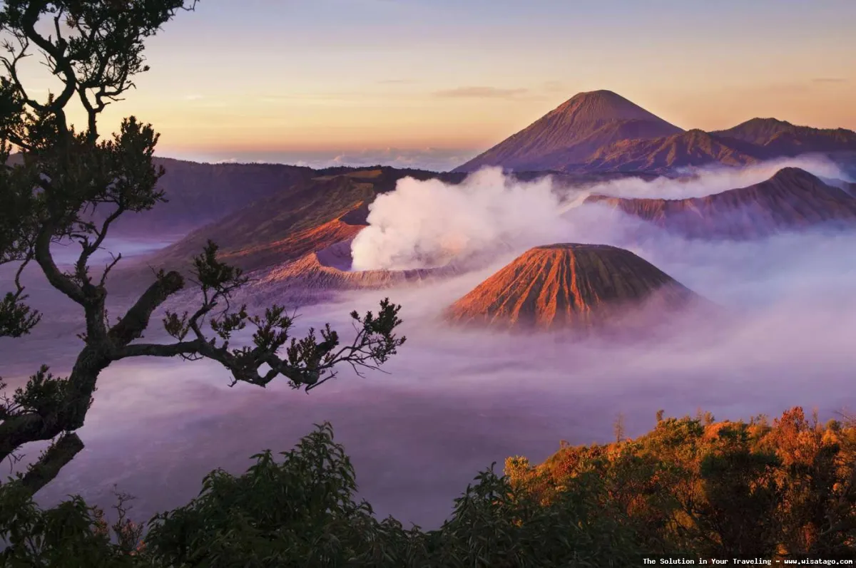 Gunung Bromo, pemandangan kawah eksotis.