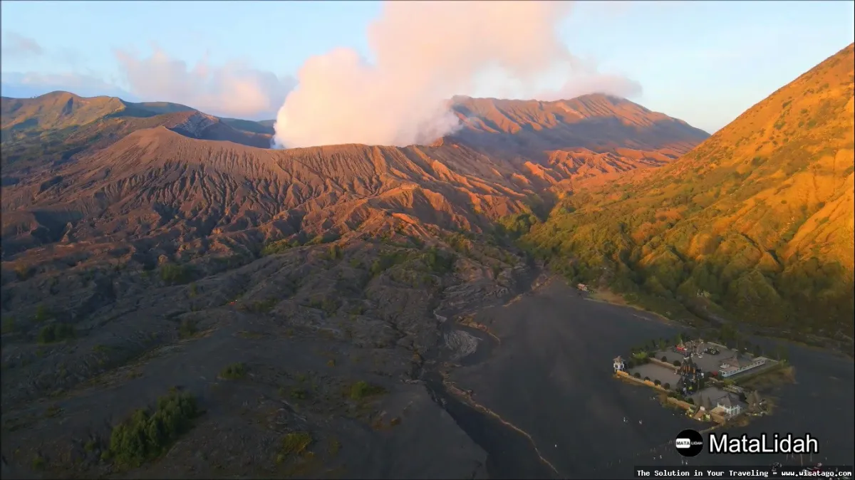 Gunung Bromo Jawa Timur, lanskap vulkanik.