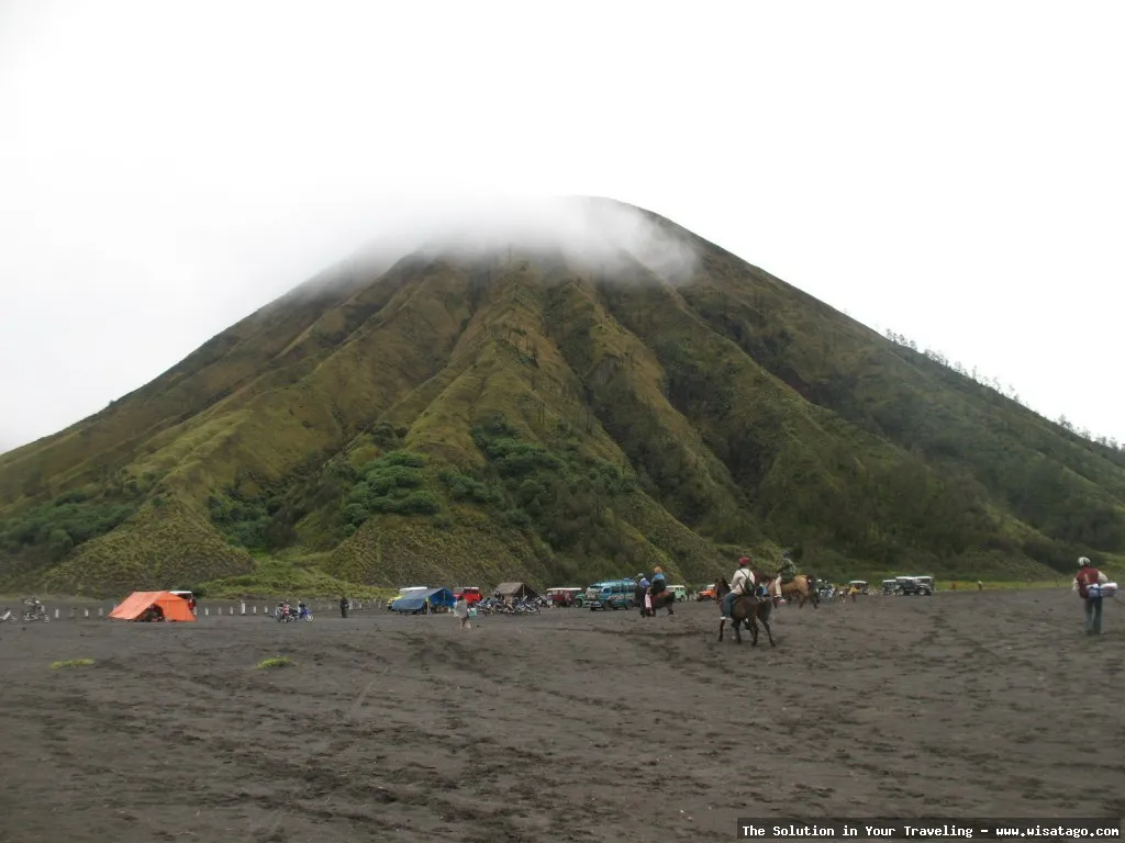 Gunung Bromo Jawa Timur, lanskap vulkanik.