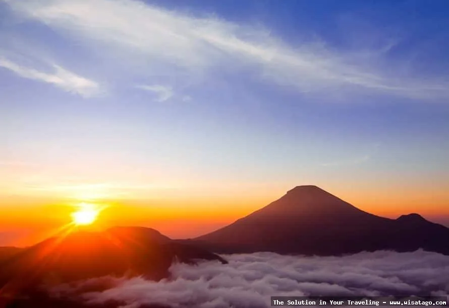 Gunung Cikuray, puncak berkabut menantang.