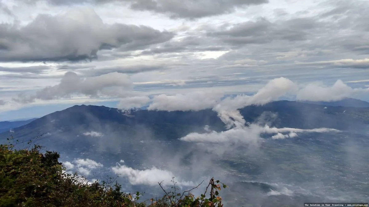 Gunung Cikuray: puncak berkabut Jawa Barat