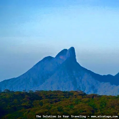 Gunung Daik: puncak menjulang ke langit