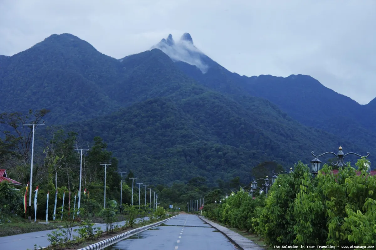 Gunung Daik, puncak berkabut menawan