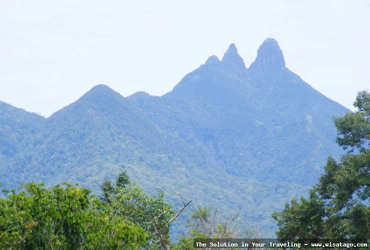Gunung Daik: puncak menjulang ke langit