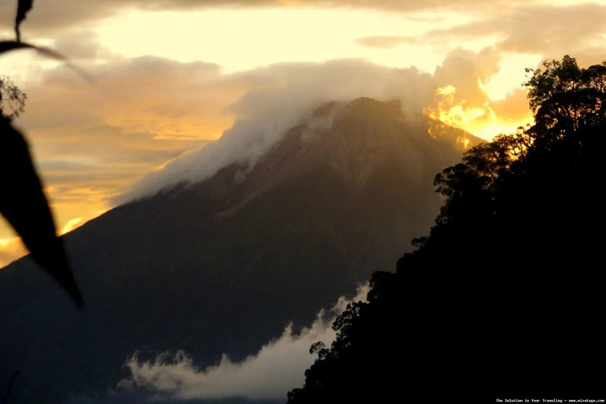 Gunung Kerinci, puncak Sumatera tertinggi.